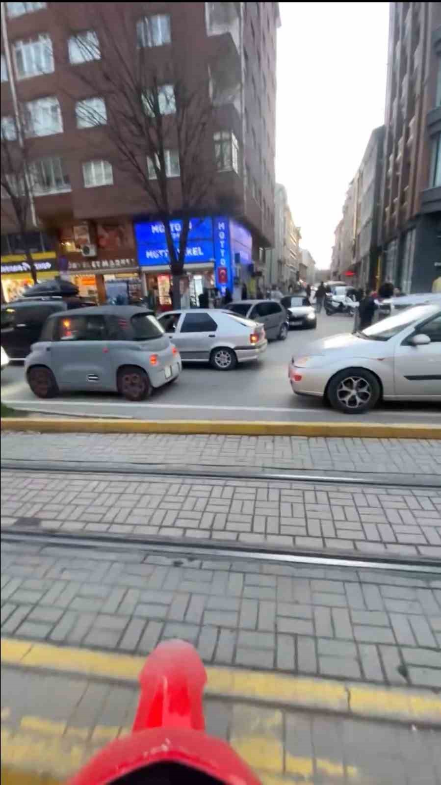 Eskişehir trafiğine takılmamak için tramvay yolunu kullandı