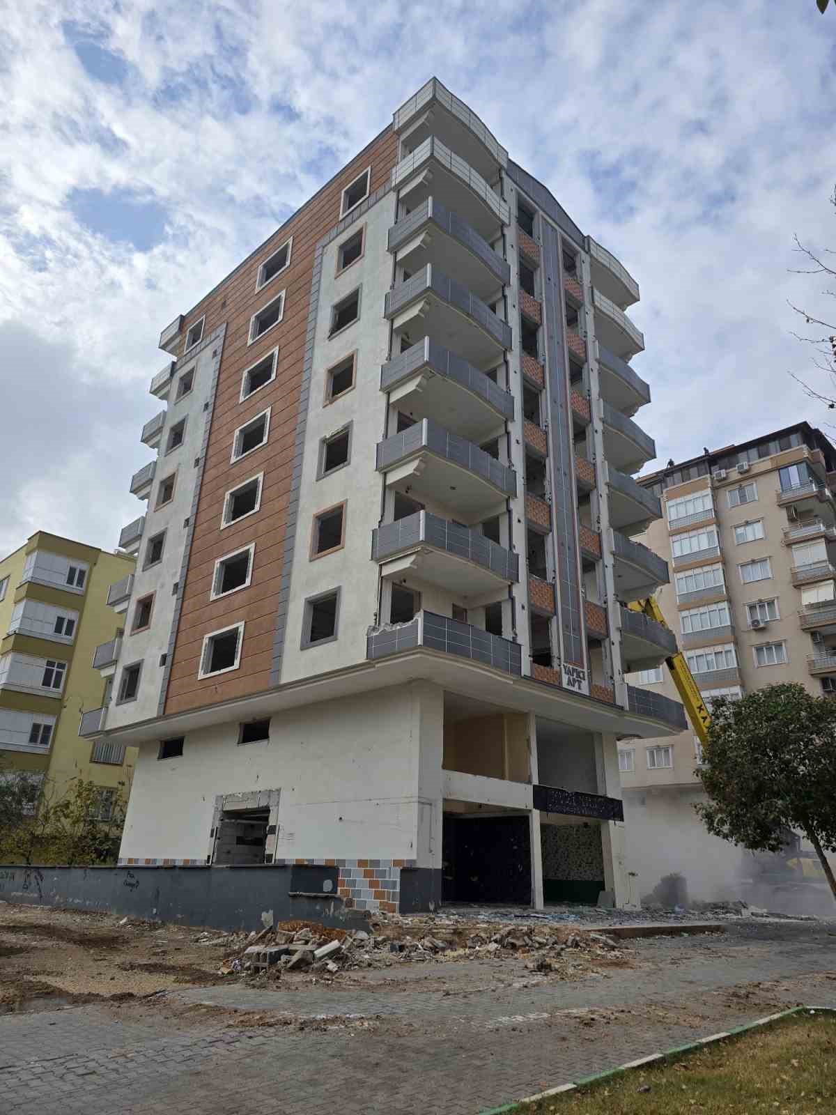 Ağır hasarlı bina yıkım sırasında korna sesiyle yerle bir oldu, facianın eşiğinden d&ouml;n&uuml;ld&uuml;
