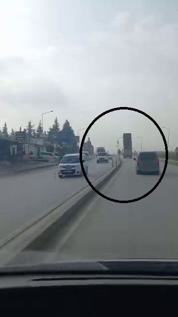 Damperi açık hafriyat kamyonu trafik ışıklarına çarptı