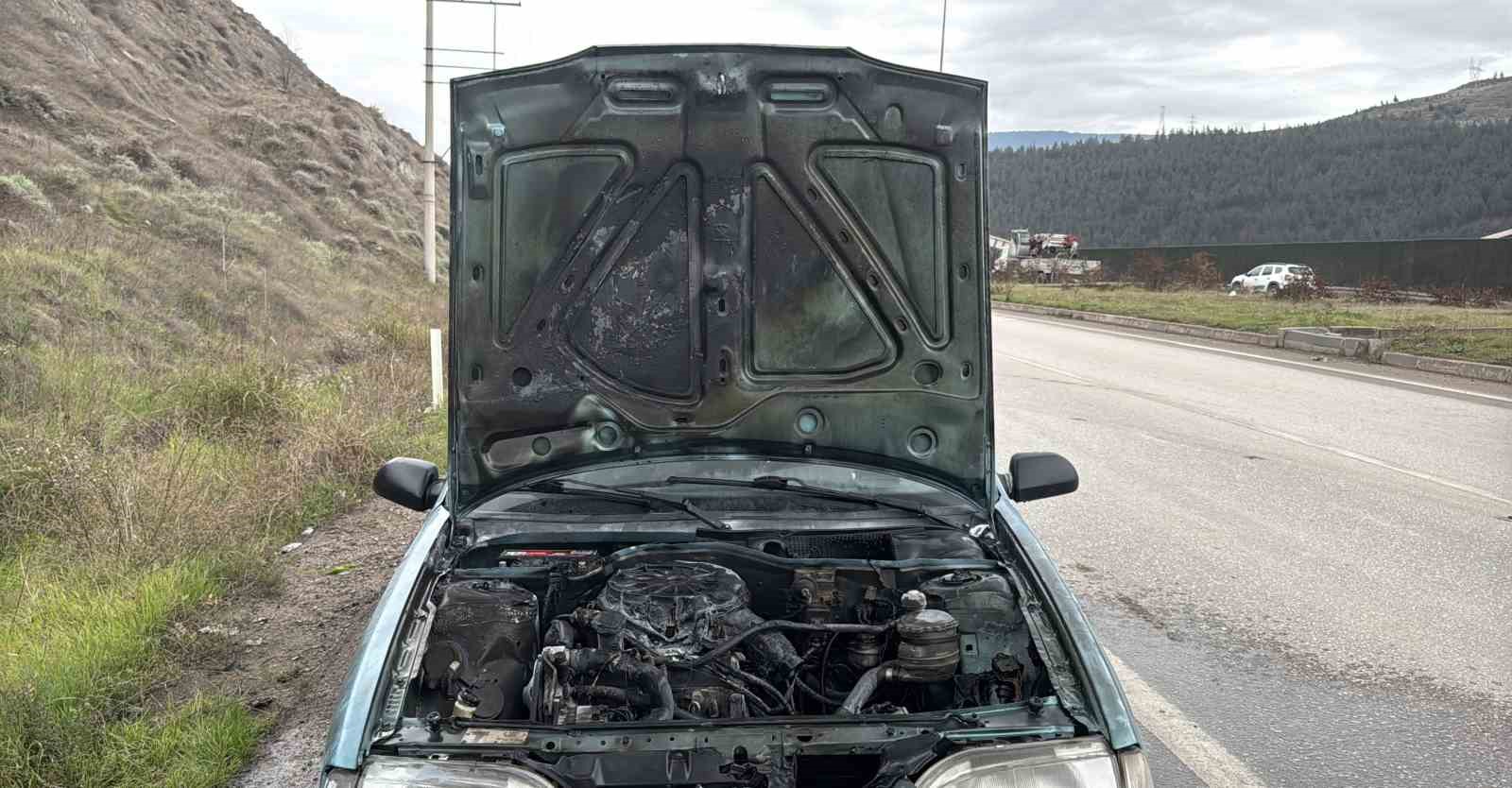 Seyir halindeki otomobilde çıkan yangın söndürüldü