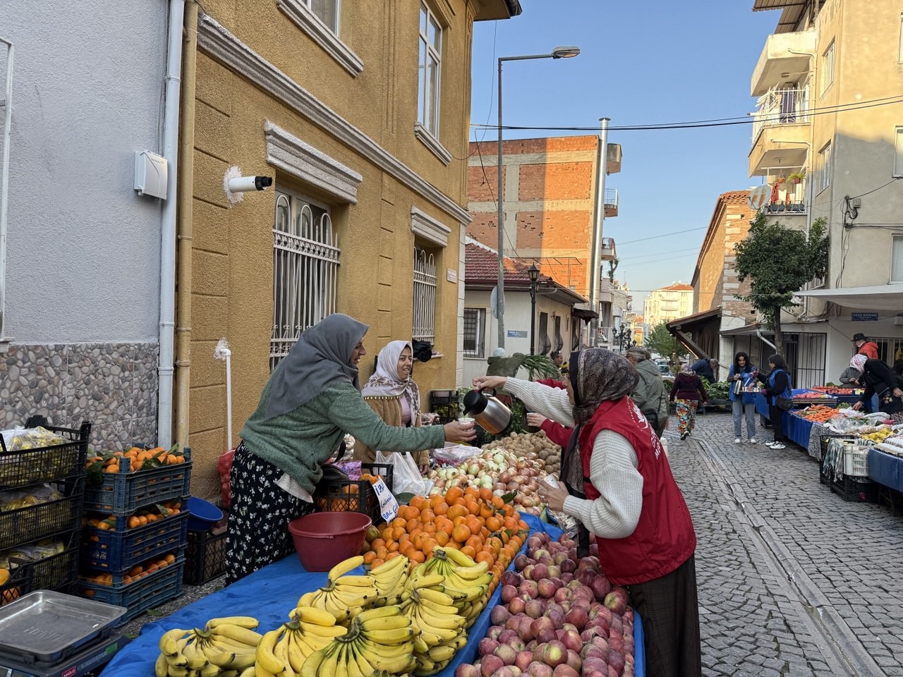 G&ouml;n&uuml;ll&uuml; gen&ccedil;lerden pazar esnafına sıcak ikram
