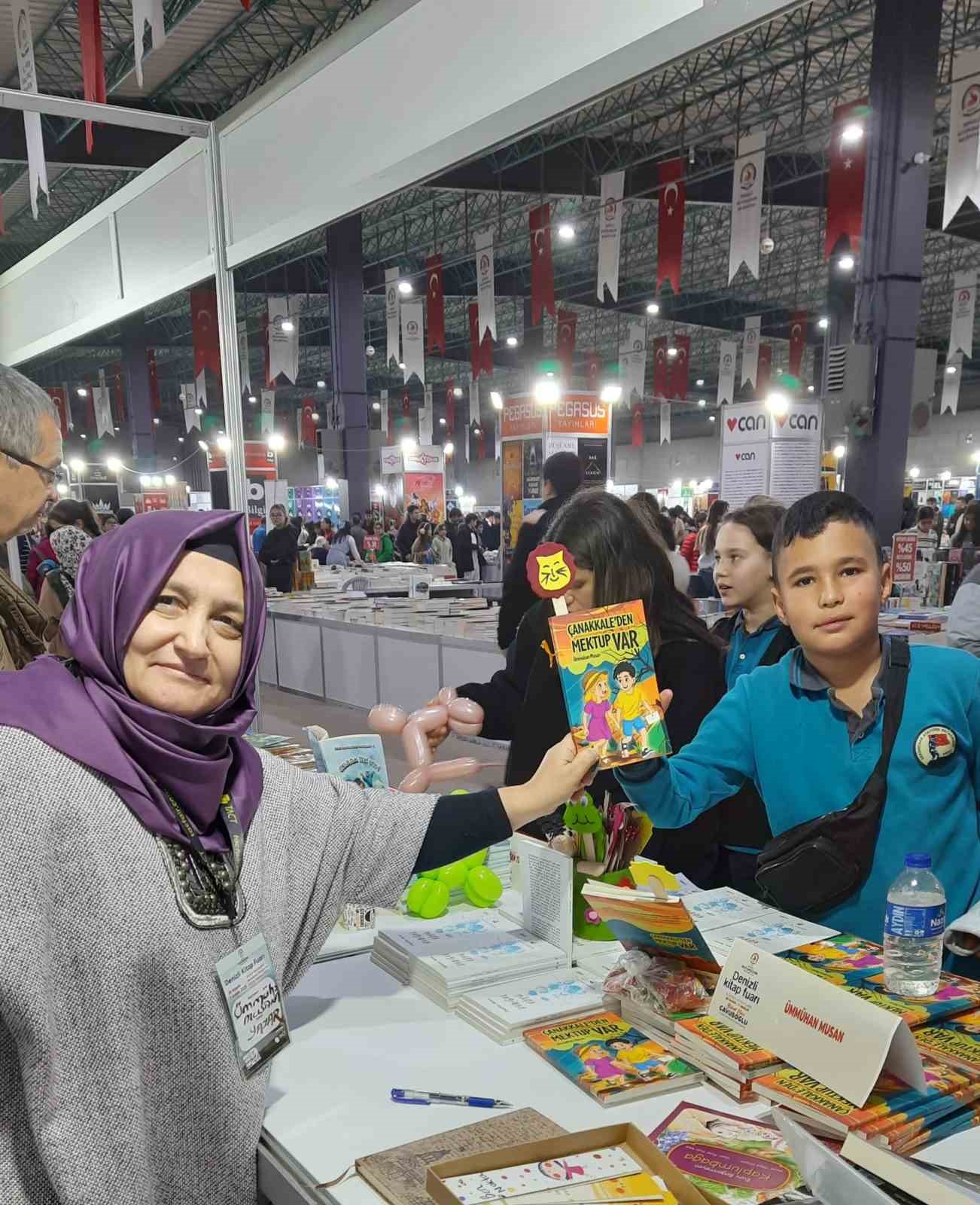 Yazar &ouml;ğretmen kitap fuarında &ouml;ğrencilerle buluştu
