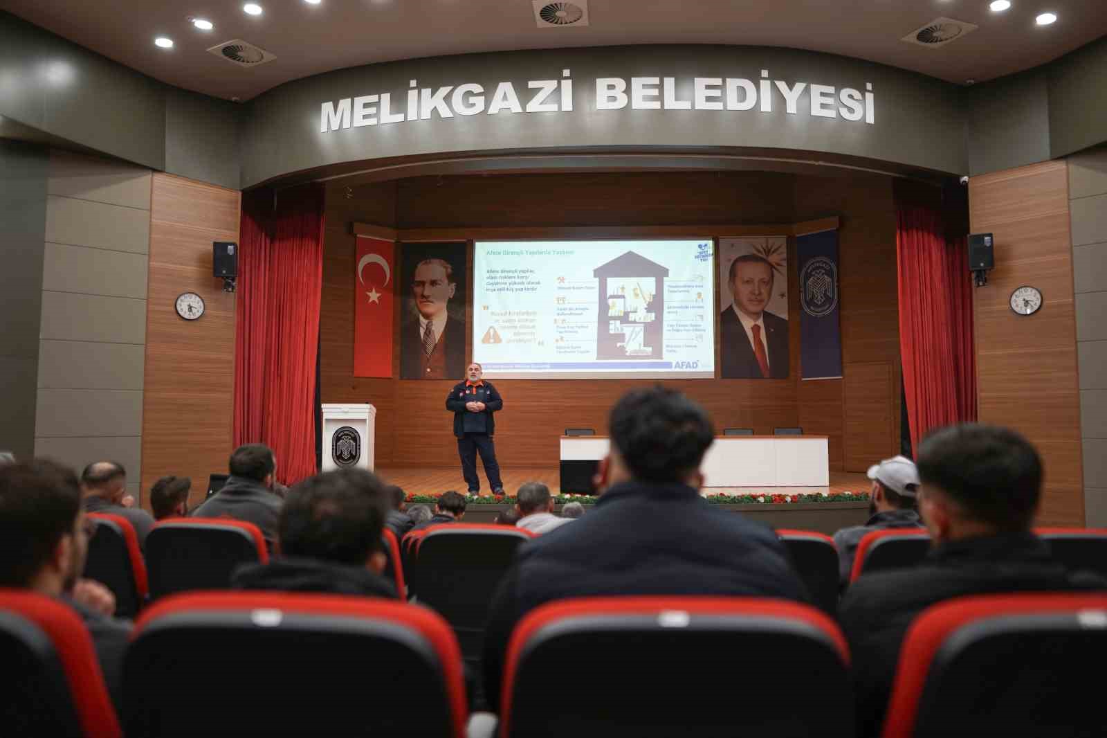 Afetlere karşı daha bilin&ccedil;li olunması i&ccedil;in Melikgazi personeline eğitim verildi
