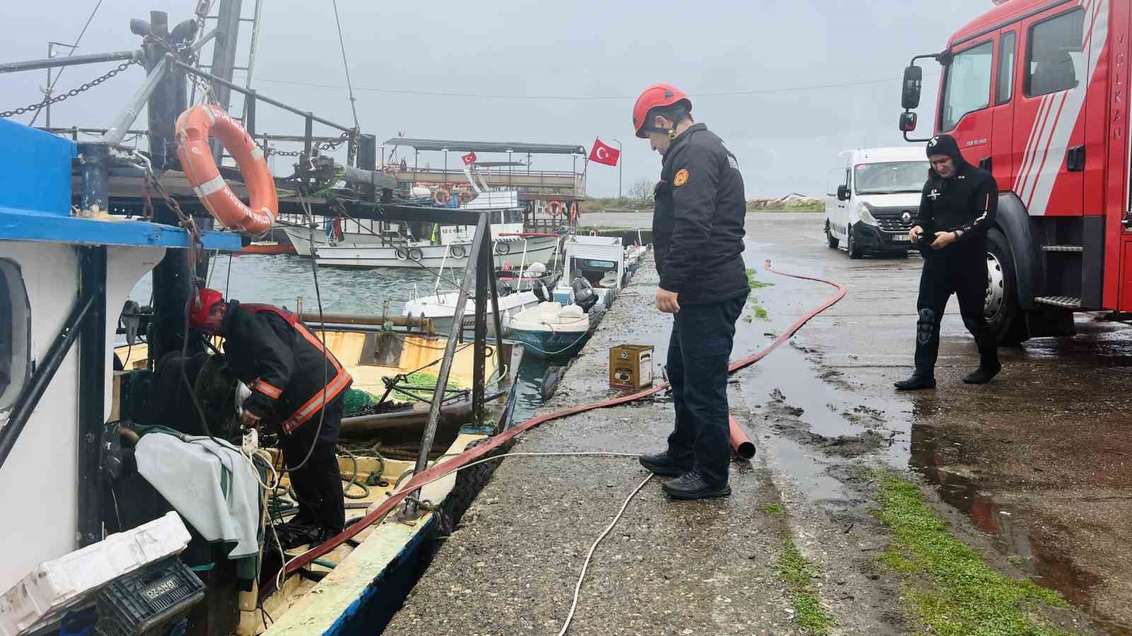 Ordu&rsquo;da su alarak batma tehlikesi olan tekneye ekipler m&uuml;dahale etti
