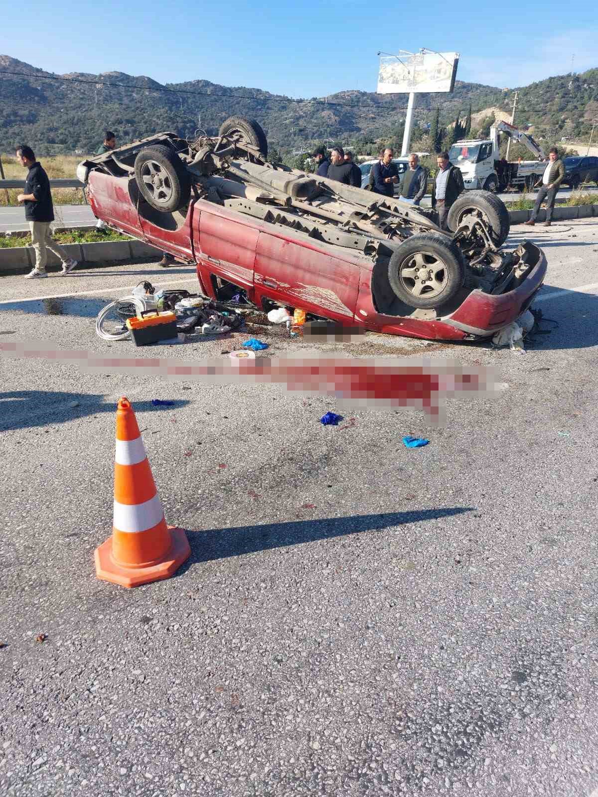 Kamyonet s&uuml;r&uuml;c&uuml;s&uuml; hayatını kaybetti
