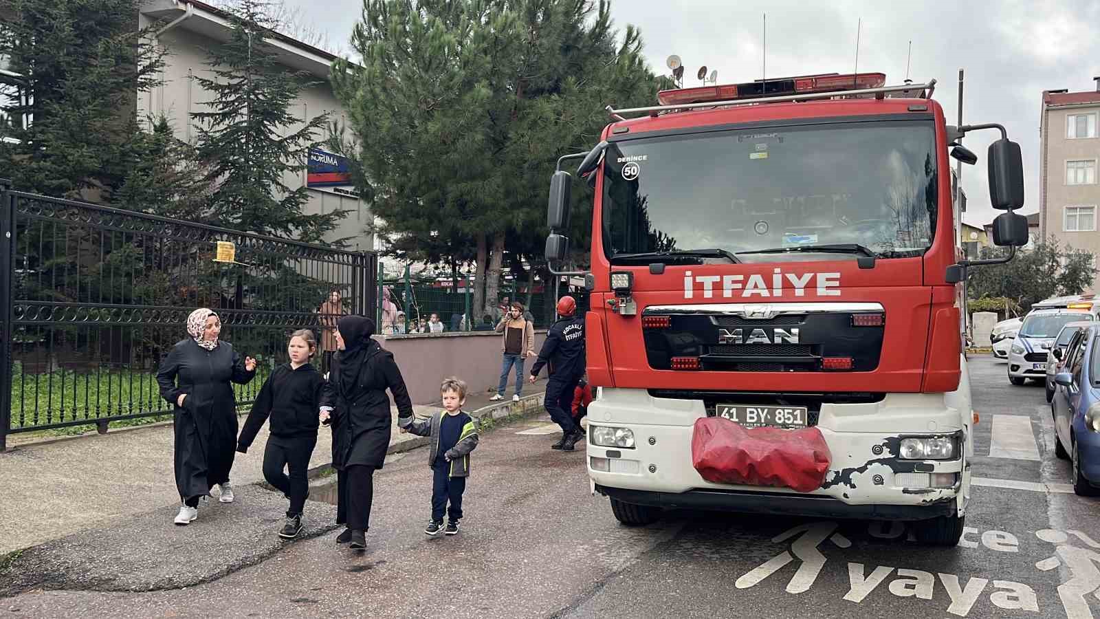 Kocaeli’de ilkokulda yangın paniği

