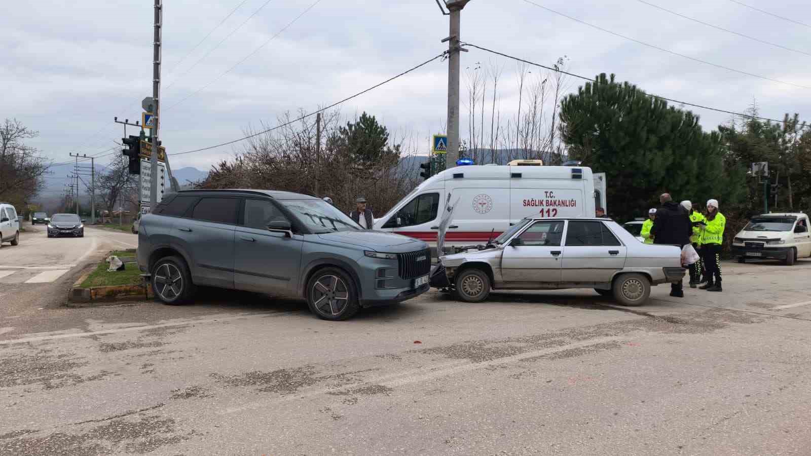 Işık ihlali kaza getirdi: 2 yaralı