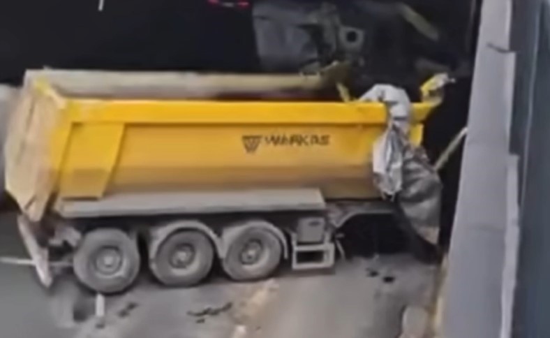 Kontrolden çıkan hafriyat kamyonu başka bir araca ve alt geçide çarptı
