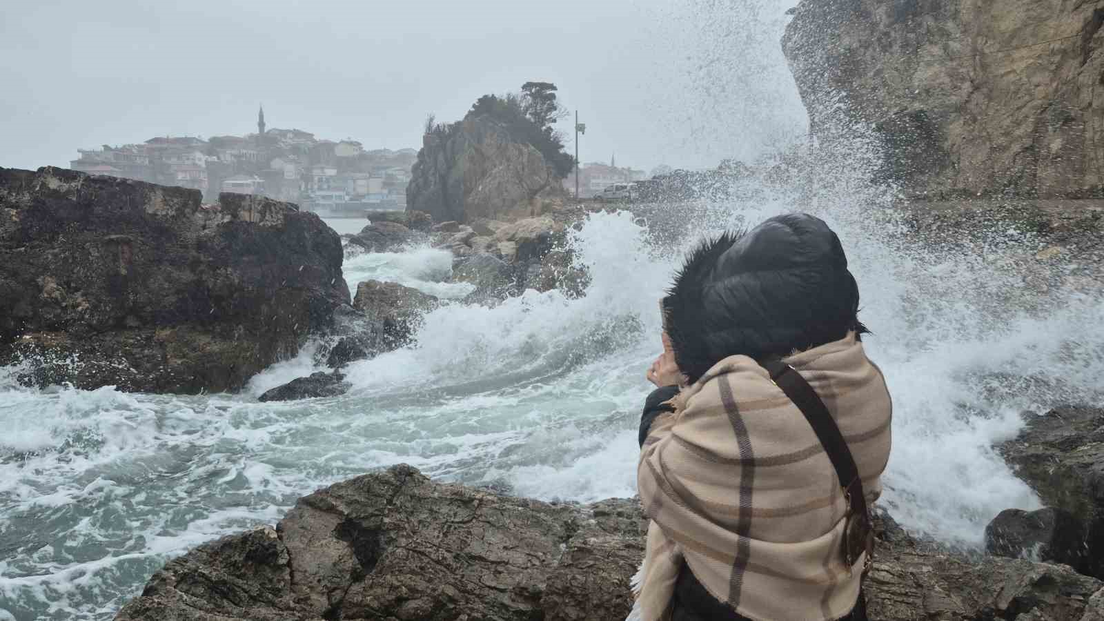 Amasra&rsquo;da dalga boyu 3 metreye ulaştı
