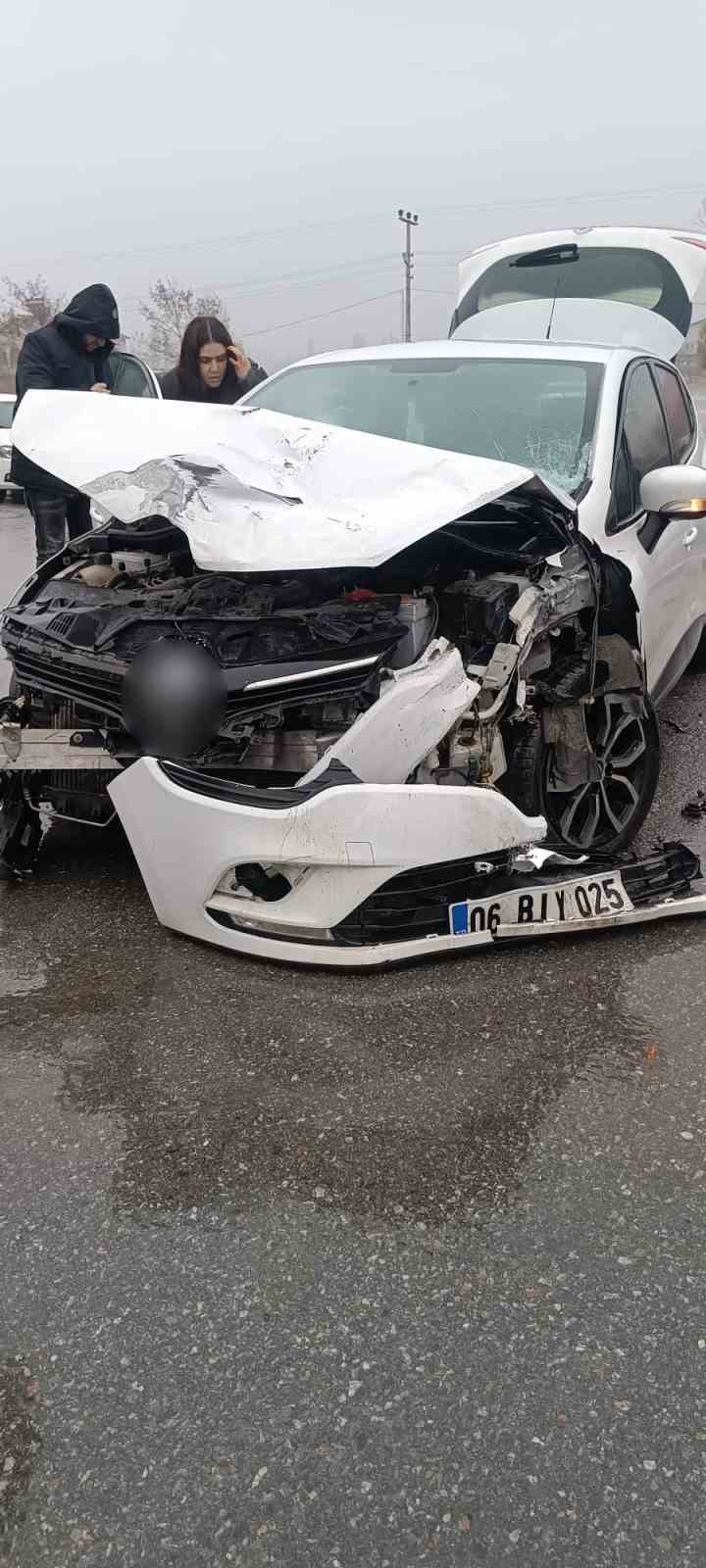 Muş-Bitlis kara yolunda 2 otomobil çarpıştı: 3 yaralı