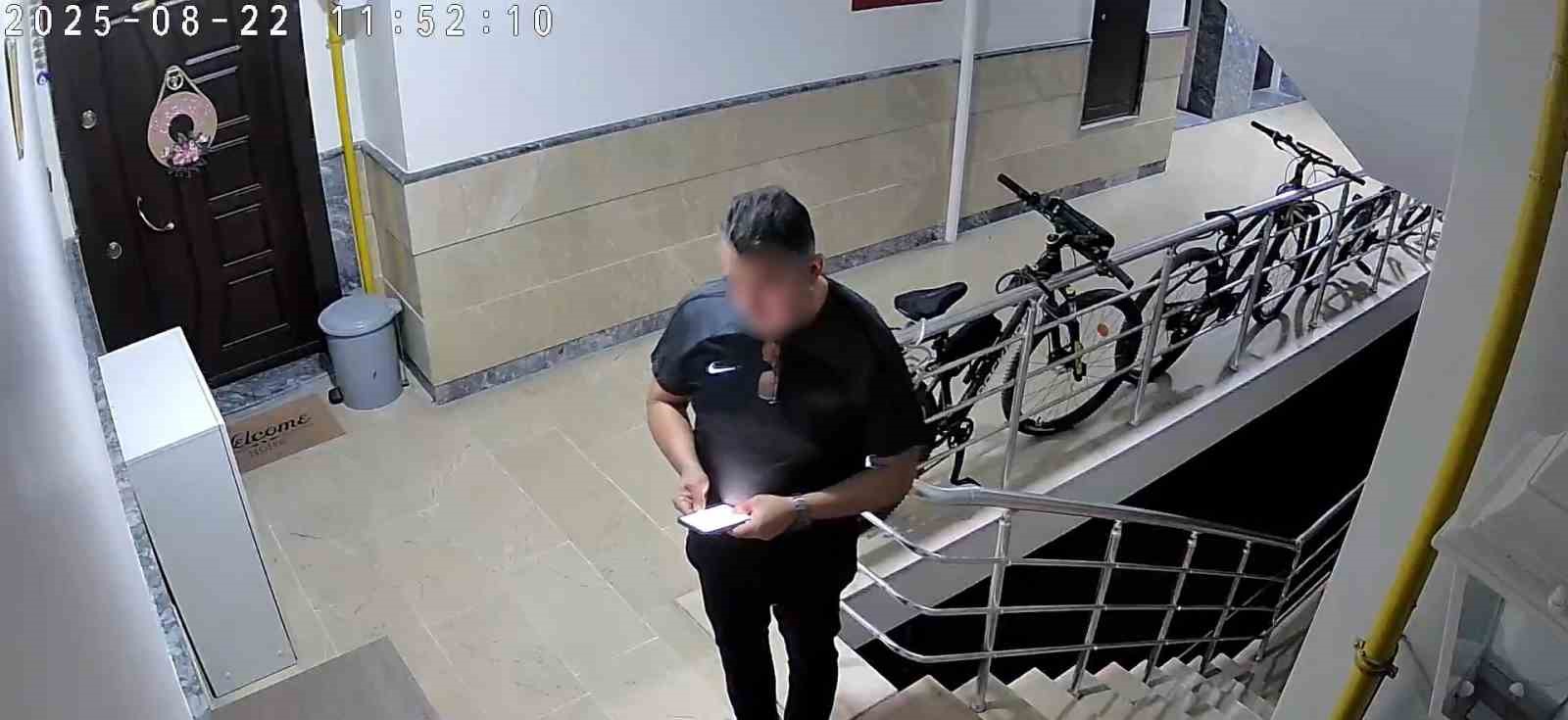 Eşinin evini baltayla açamayınca bina görevlisinin eşini bıçaklayarak öldürmüş