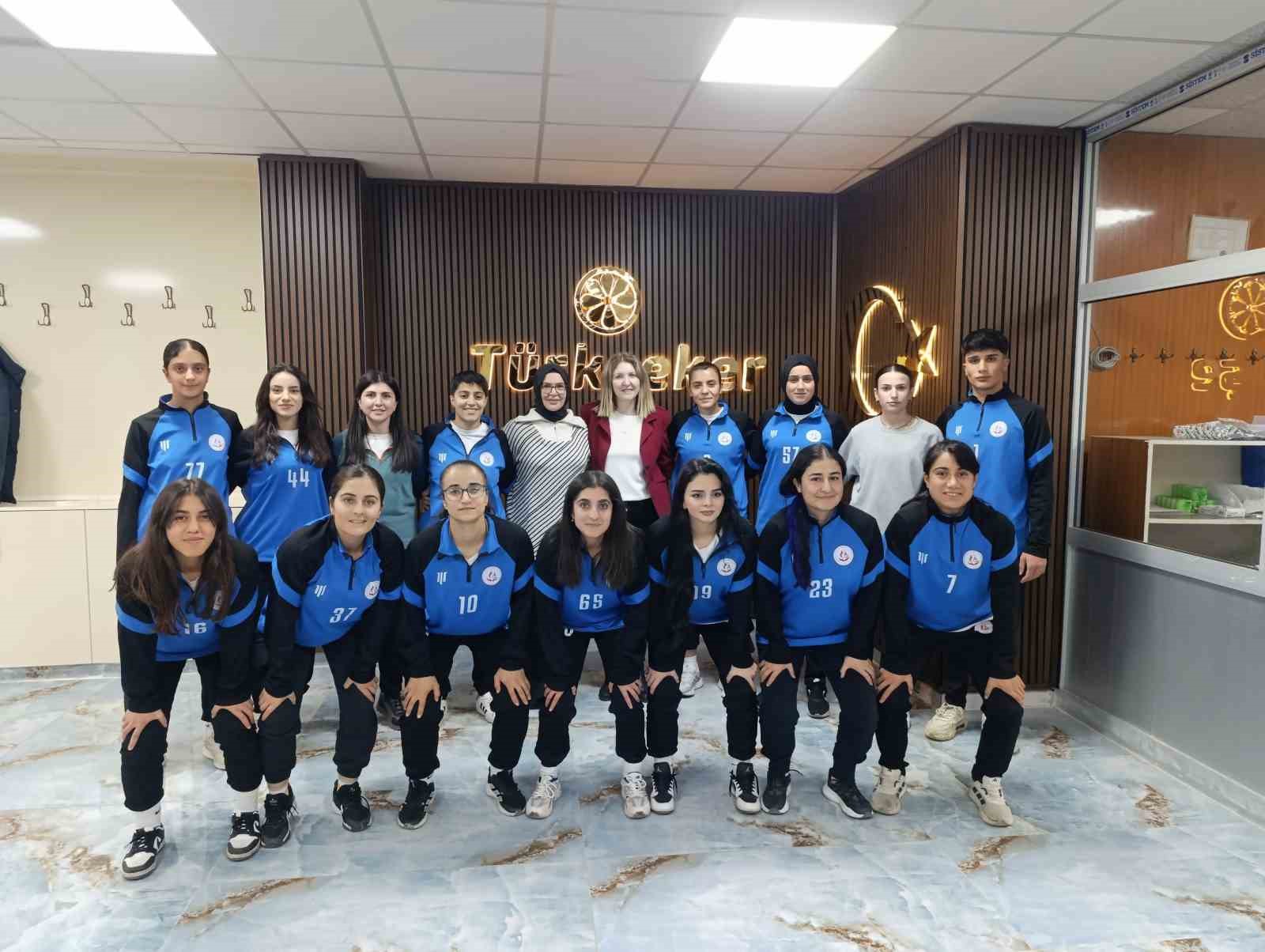 Ağrı’da kadın futbol takımına moral yemeği