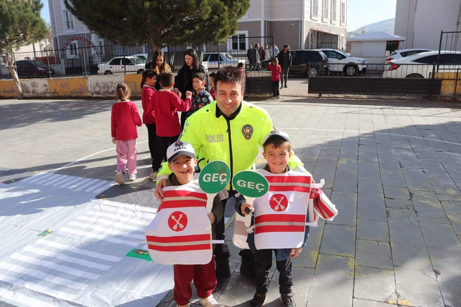 &Ccedil;ayırlı&rsquo;da &ouml;ğrencilere trafik g&uuml;venliği eğitimi
