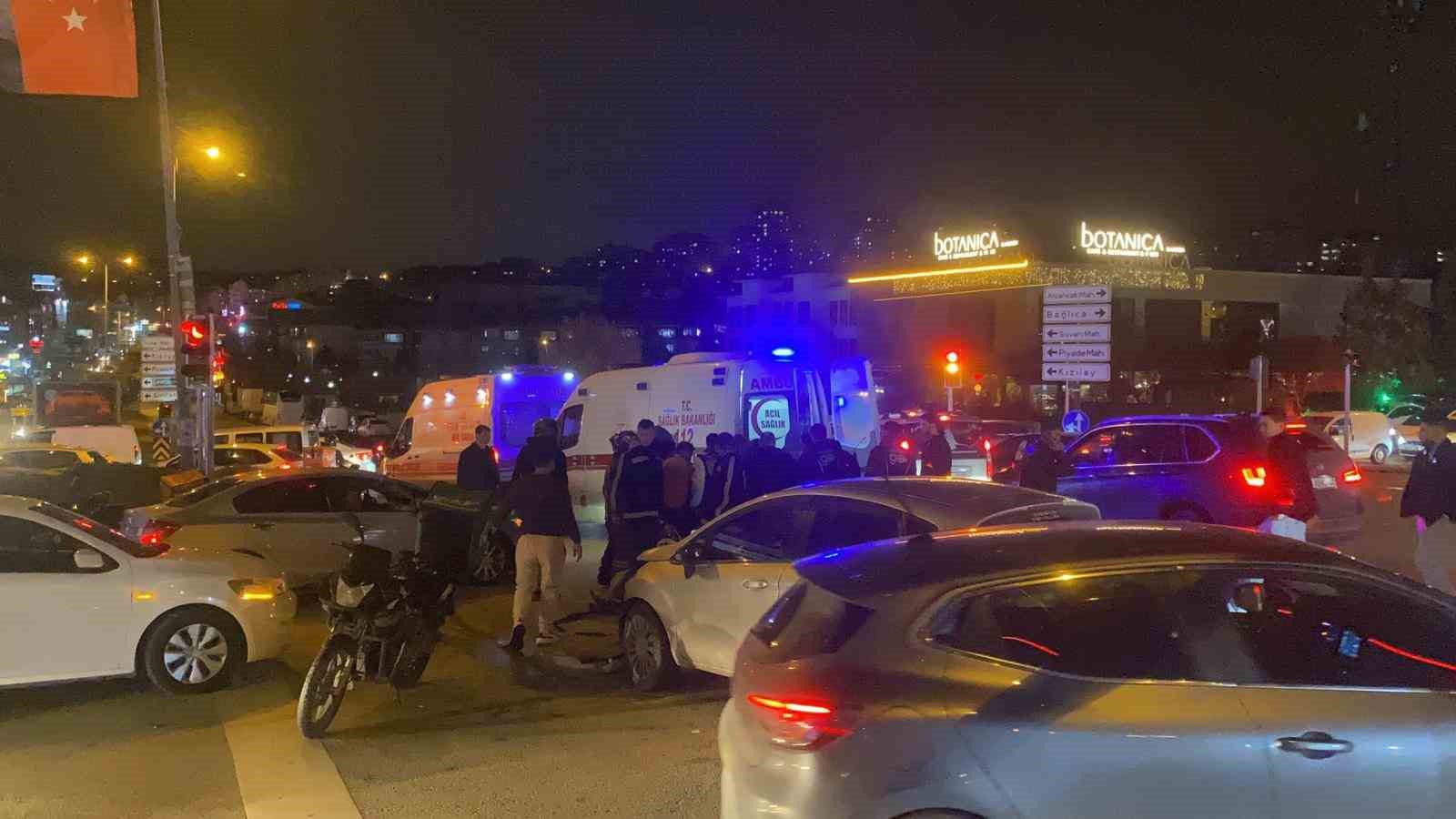 Işık ihlali yapan otomobil, iki motosiklete çarptı: 2 yaralı