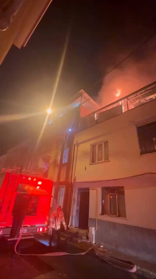 Bursa’da binanın çatısında çıkan yangın korkuttu