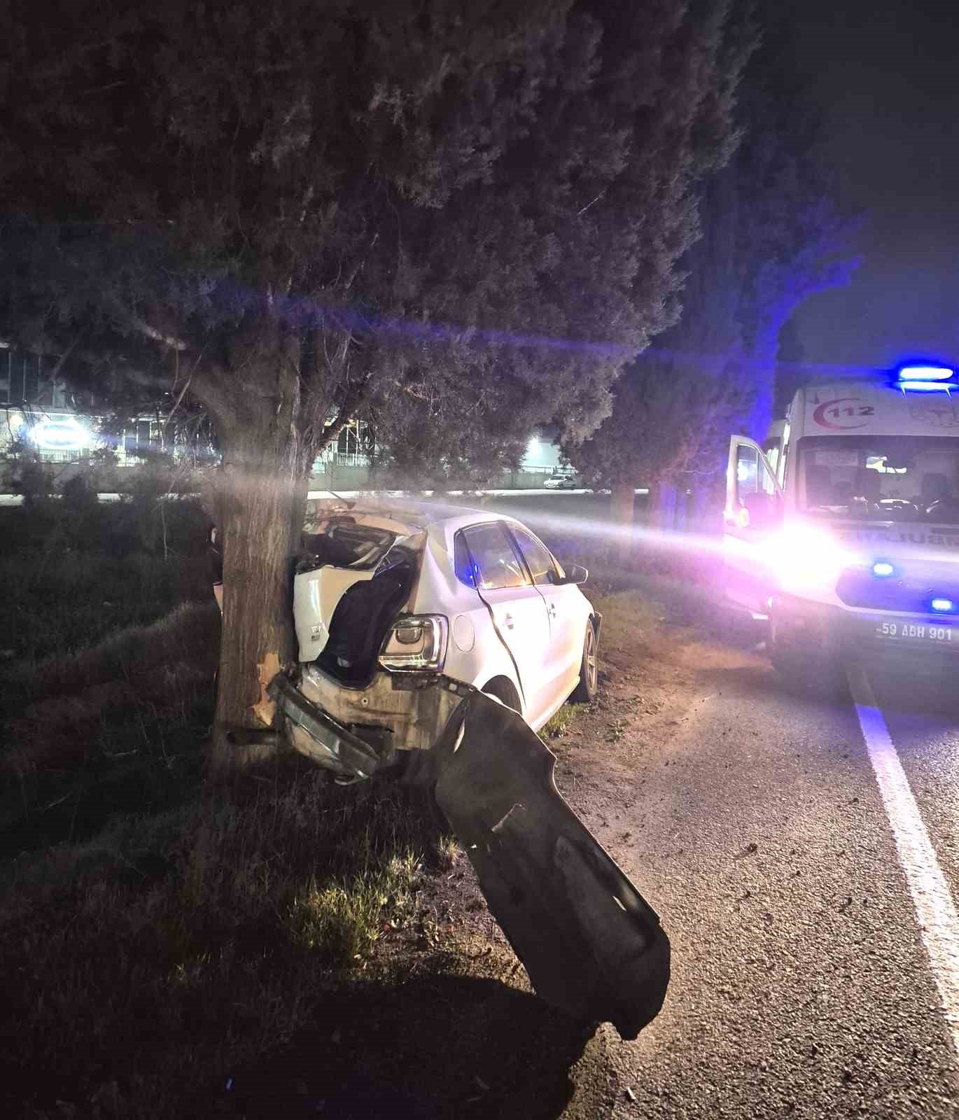 Tekirdağ’da ağaca çarpan otomobilin sürücüsü yaralandı
