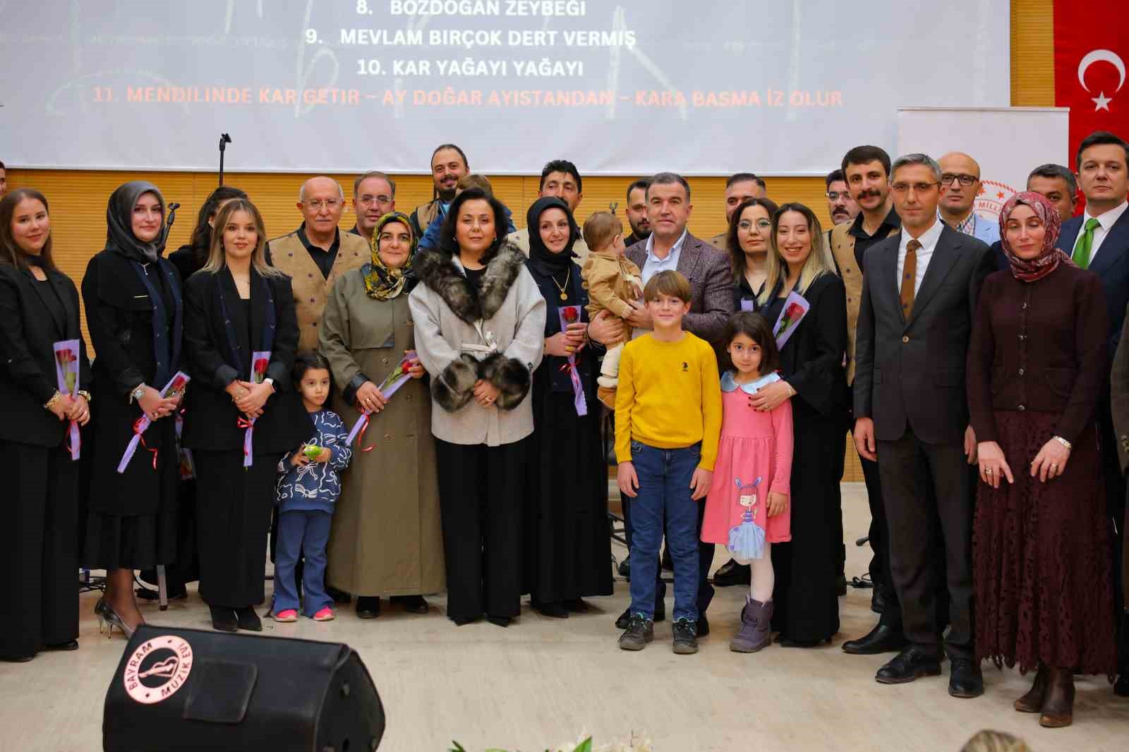 Bayburt’ta öğretmenlerden türkü ziyafeti