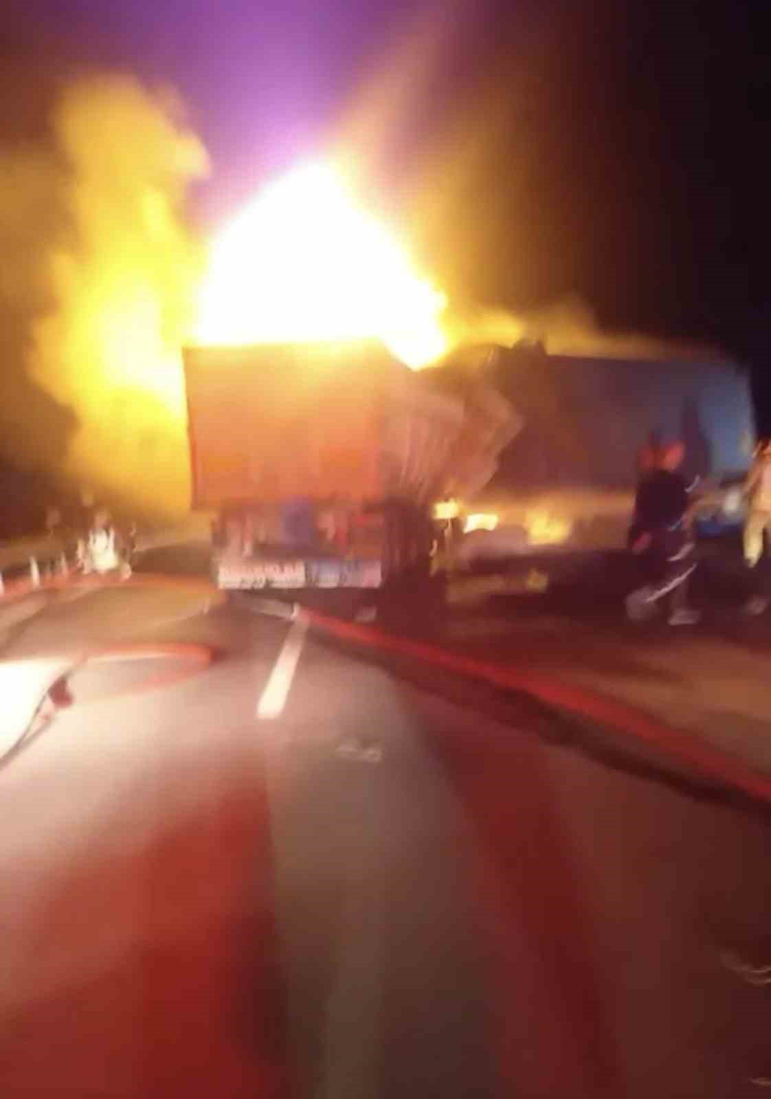 Manisa’da kaza yapan tırlar alev aldı