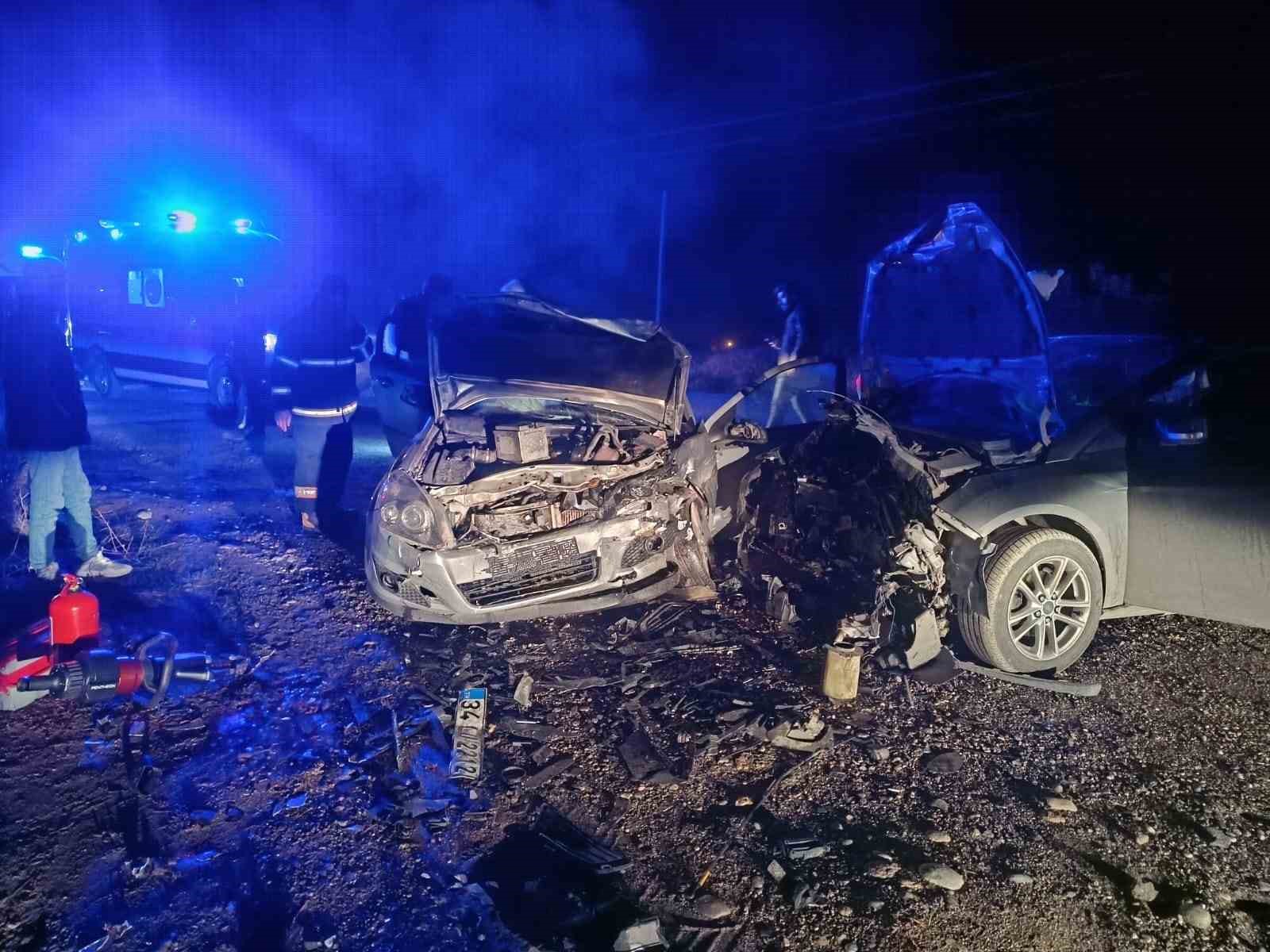 İki otomobil çarpıştı: 5 yaralı