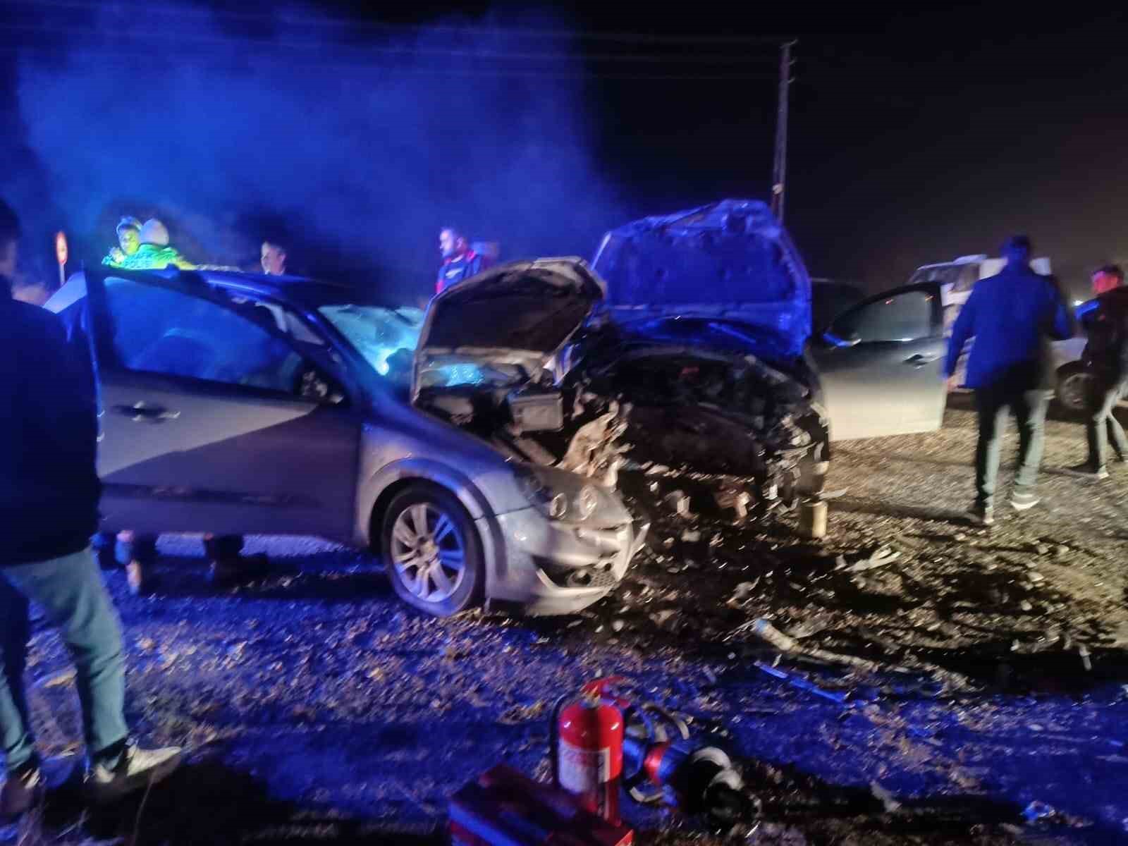 İki otomobil çarpıştı: 5 yaralı