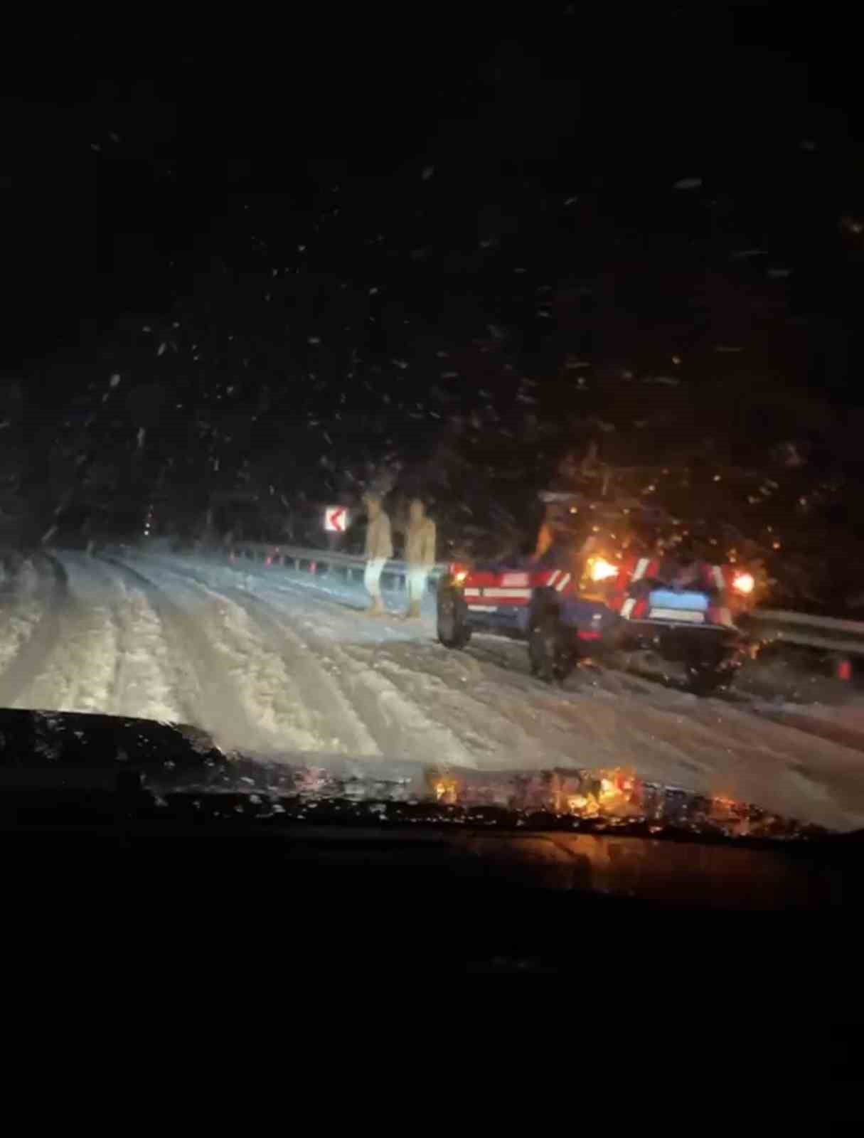 Muş-Bulanık yolunda ulaşıma kar engeli: Jandarma ekipleri rampada mahsur kalan araçları tek tek kurtardı