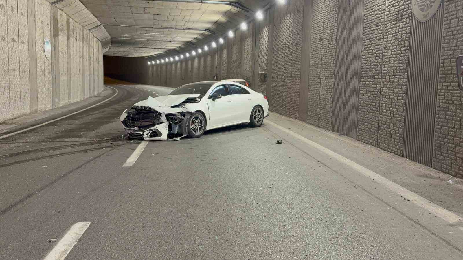 Alkollü sürücünün karıştığı kazada lüks otomobil pert oldu
