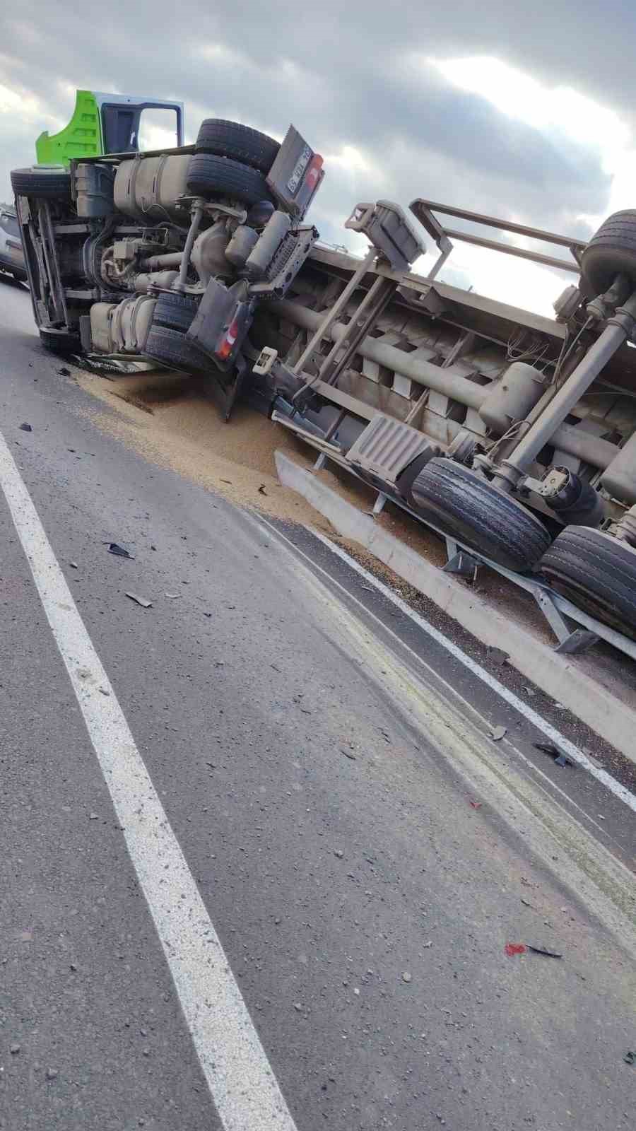 Kırklareli’de yem yüklü tır köprüde devrildi