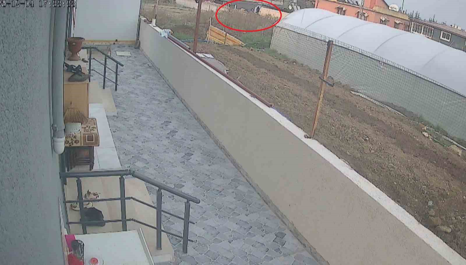 Kalp krizi geçiren adam duvarın üzerinden bahçeye düştü