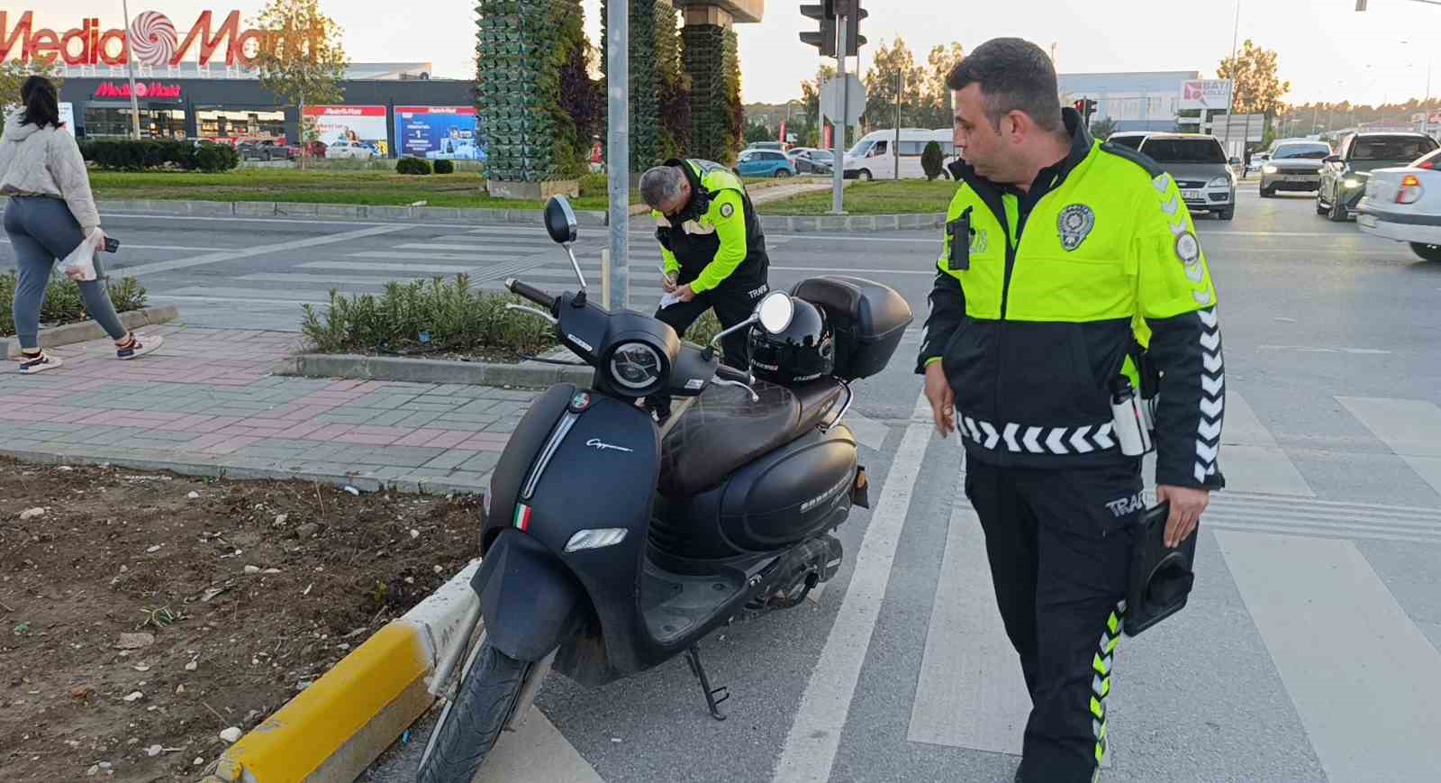 Antalya’da motosiklet ile otomobil çarpıştı: 2 yaralı

