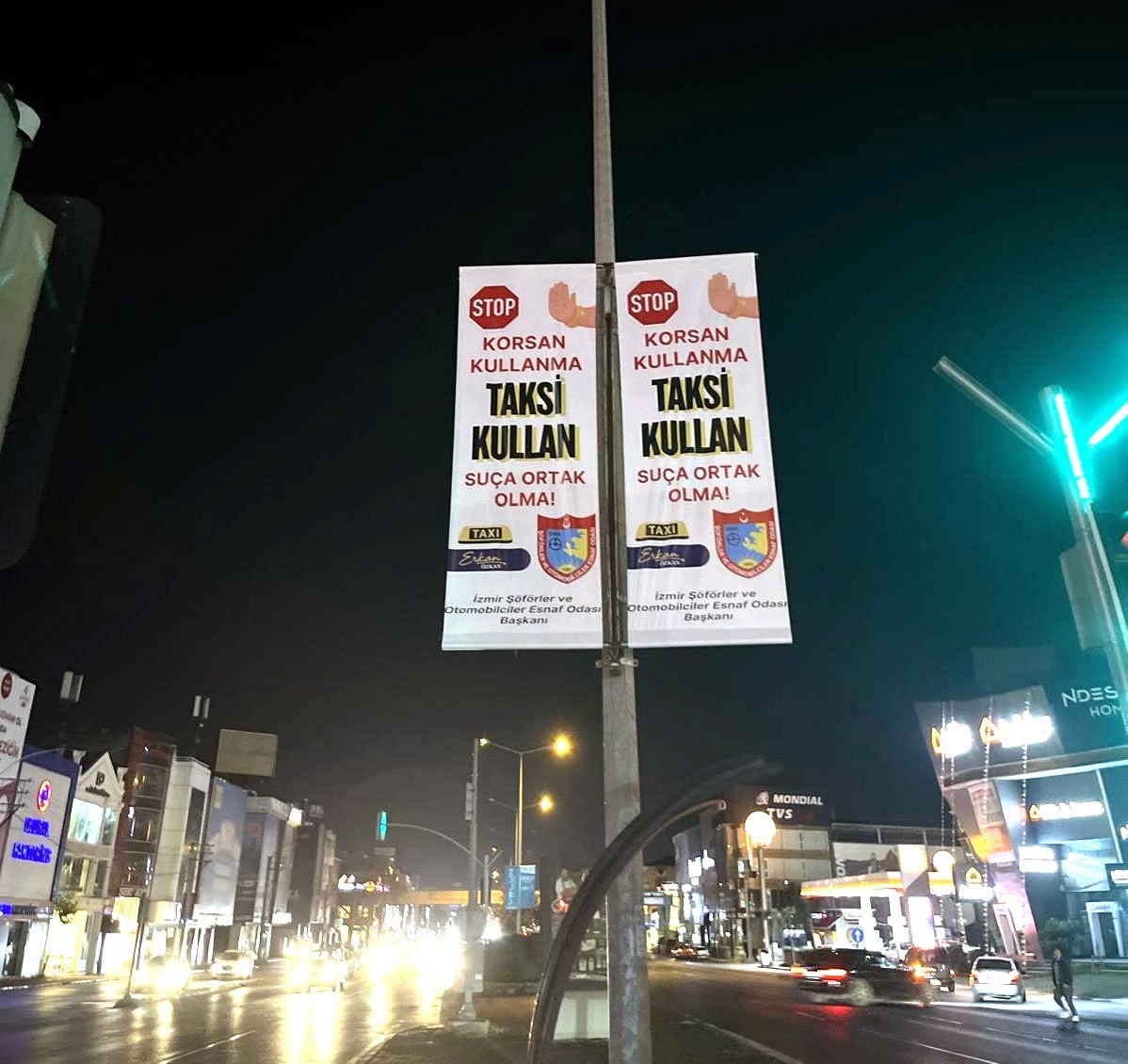 İzmirli taksiciler şehir geneline &quot;korsan kullanma&quot; afişleri astı