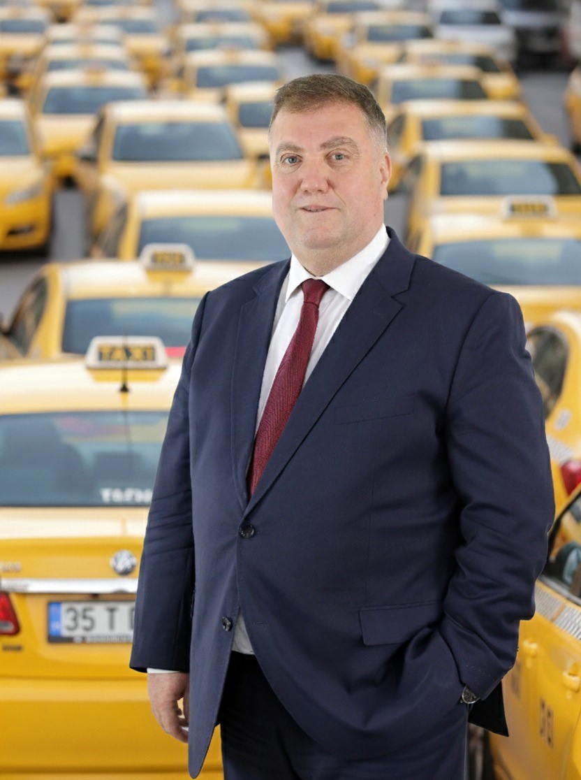 İzmirli taksiciler şehir geneline "korsan kullanma" afişleri astı
