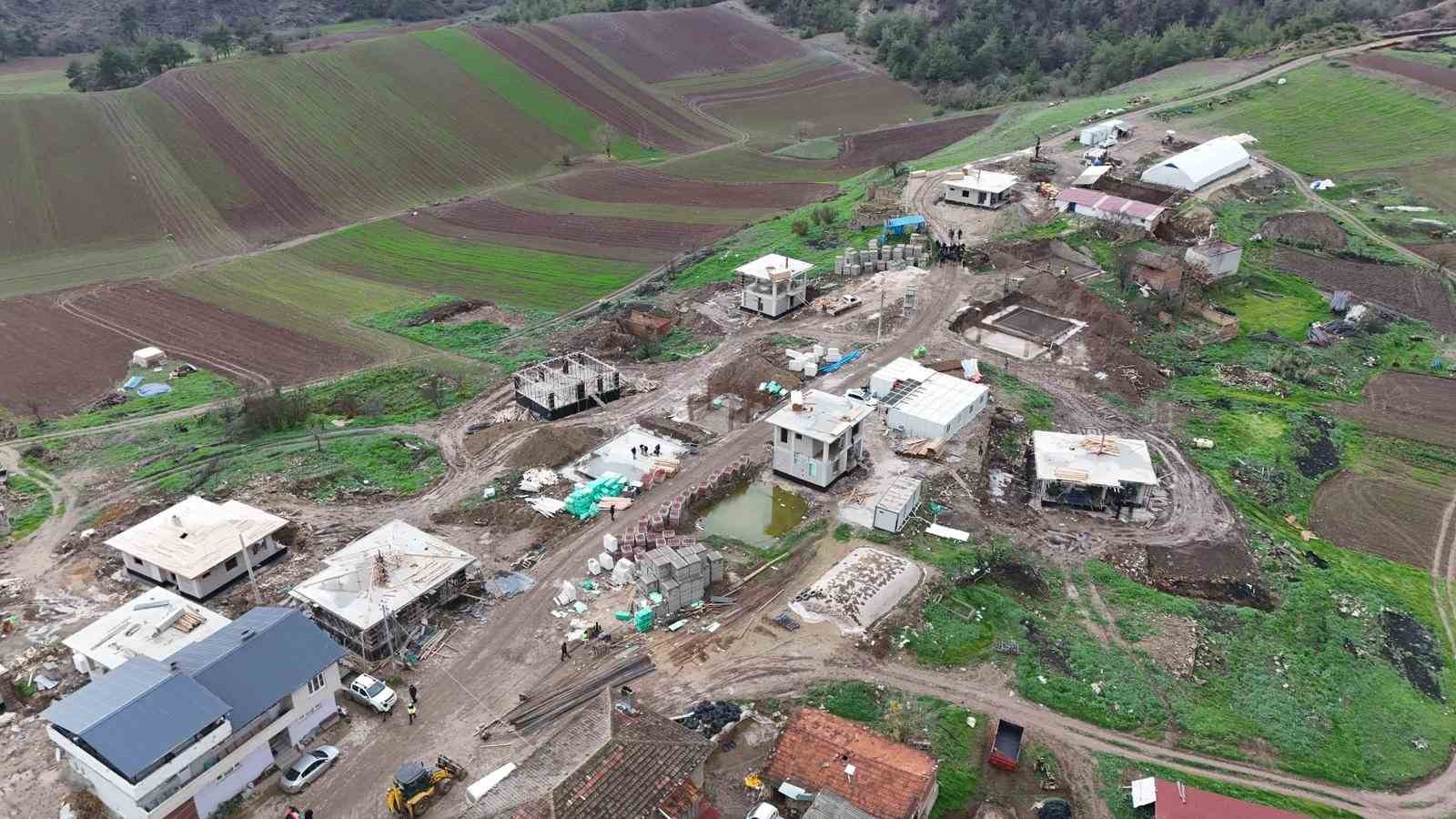 Vali S&ouml;zer, yangın mağdurları i&ccedil;in yapılan kalıcı konutları inceledi
