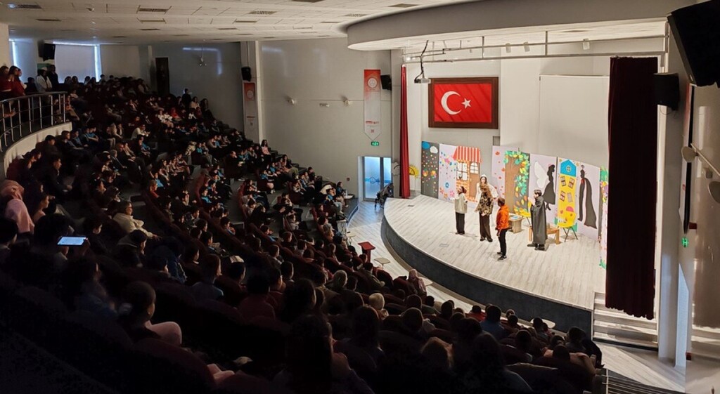 DPÜ Eğitim Fakültesi öğrencilerinden beğeni toplayan tiyatro gösterimi