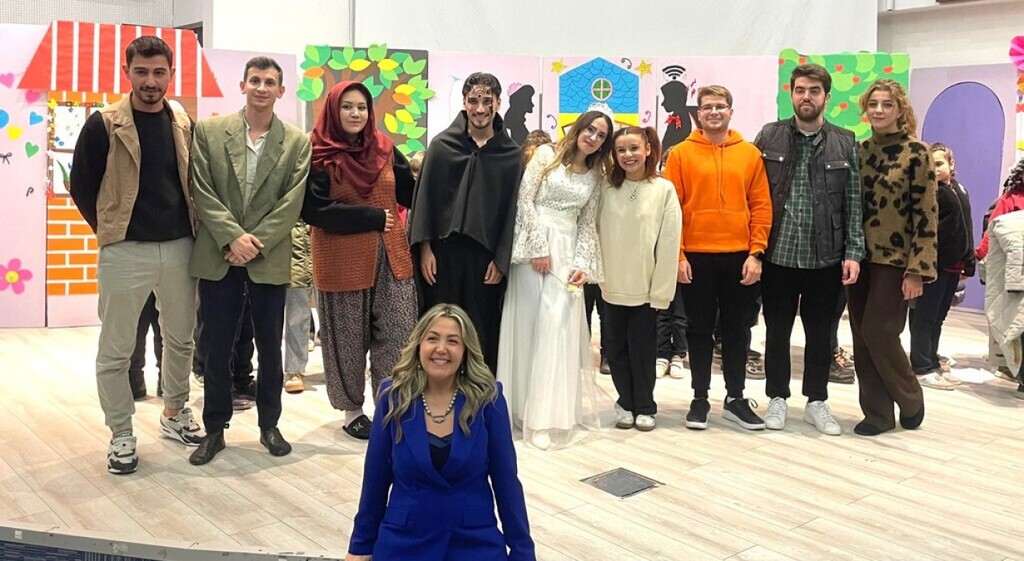 DP&Uuml; Eğitim Fak&uuml;ltesi &ouml;ğrencilerinden beğeni toplayan tiyatro g&ouml;sterimi
