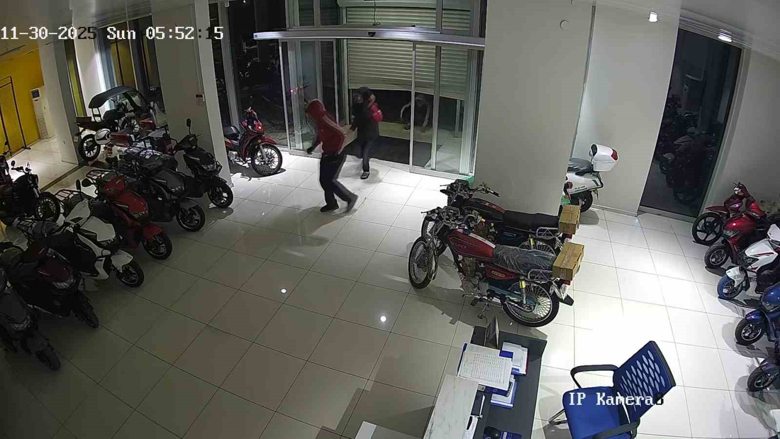 Adana’da 4 çocuk, beğendiği 4 motosikleti galeriden çaldı
