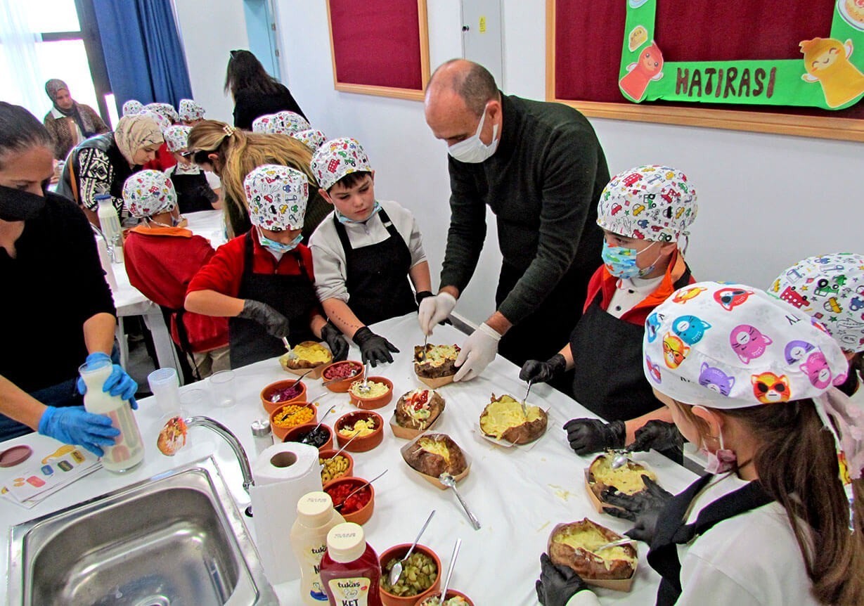 Çeşme’de öğrenciler, velileri ile kumpir etkinliğinde buluştu