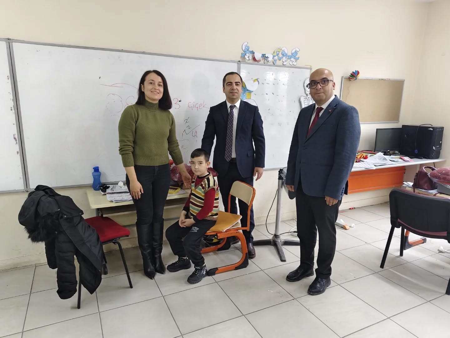 Bilecikli hayırseverden &ouml;ğrencilere mont ve bot desteği
