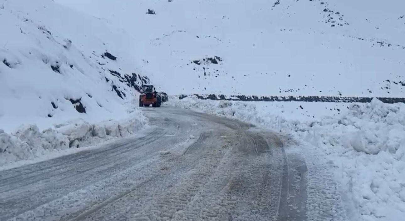 Şırnak’ta karlı yollar açılıyor
