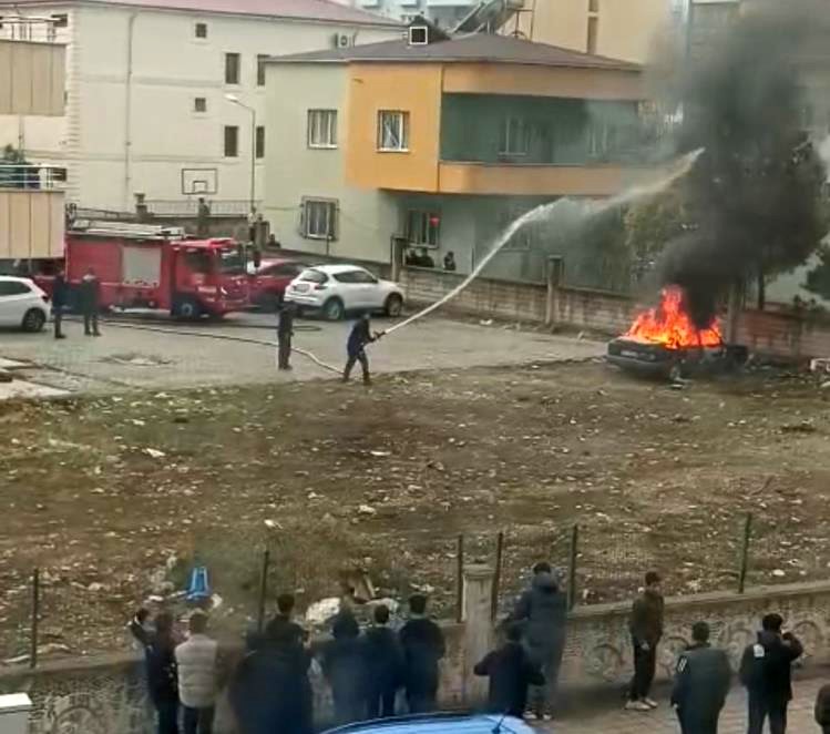 Siirt’te otomobilin kundaklanma anları güvenlik kameralarına yansıdı
