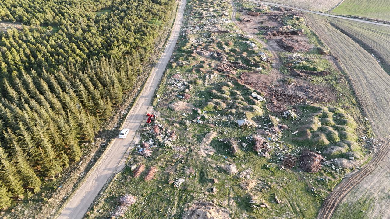 Eskişehir&rsquo;de tezat g&ouml;r&uuml;nt&uuml;: Bir yanda yeşil ağa&ccedil;lar, bir yanda &ccedil;&ouml;p yığınları
