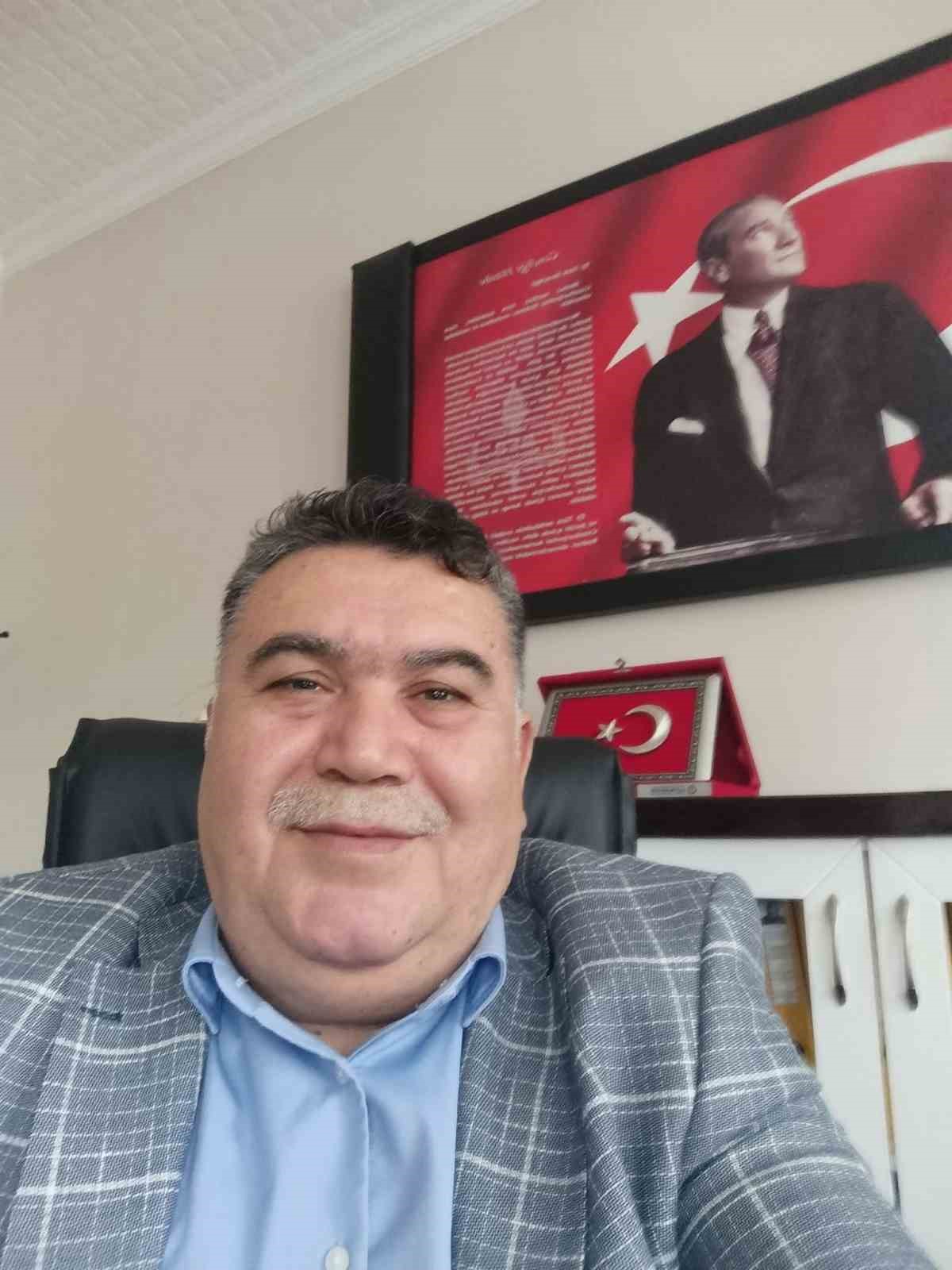 Hem öğrenci, hem okul müdürü olarak voleybolda kupalar kaldırmayı başardı