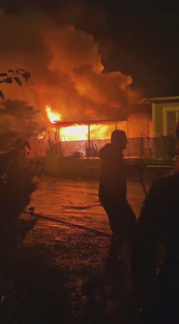 Deprem sonrası inşa ettikleri evlerinde alevler içinde kalan aile korku dolu anlar yaşadı
