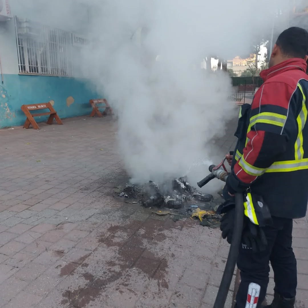 Başkan Zencirci uyarmıştı, bu kez çöp konteynerini ateşe verdiler
