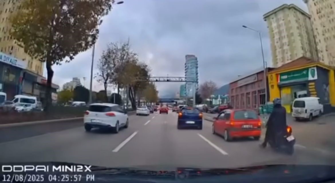 Motorcunun ölümden döndüğü anlar kamerada