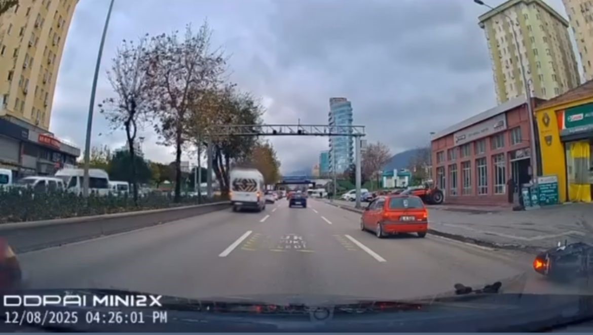 Motorcunun ölümden döndüğü anlar kamerada
