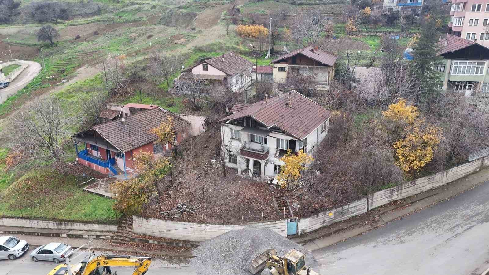 Karabük’te tehlikeli yapıların yıkımı sürüyor