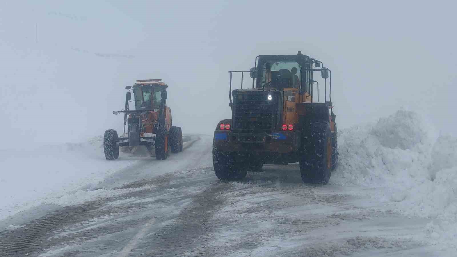 Karabet Geçidi’nde kar temizleme çalışması devam ediyor