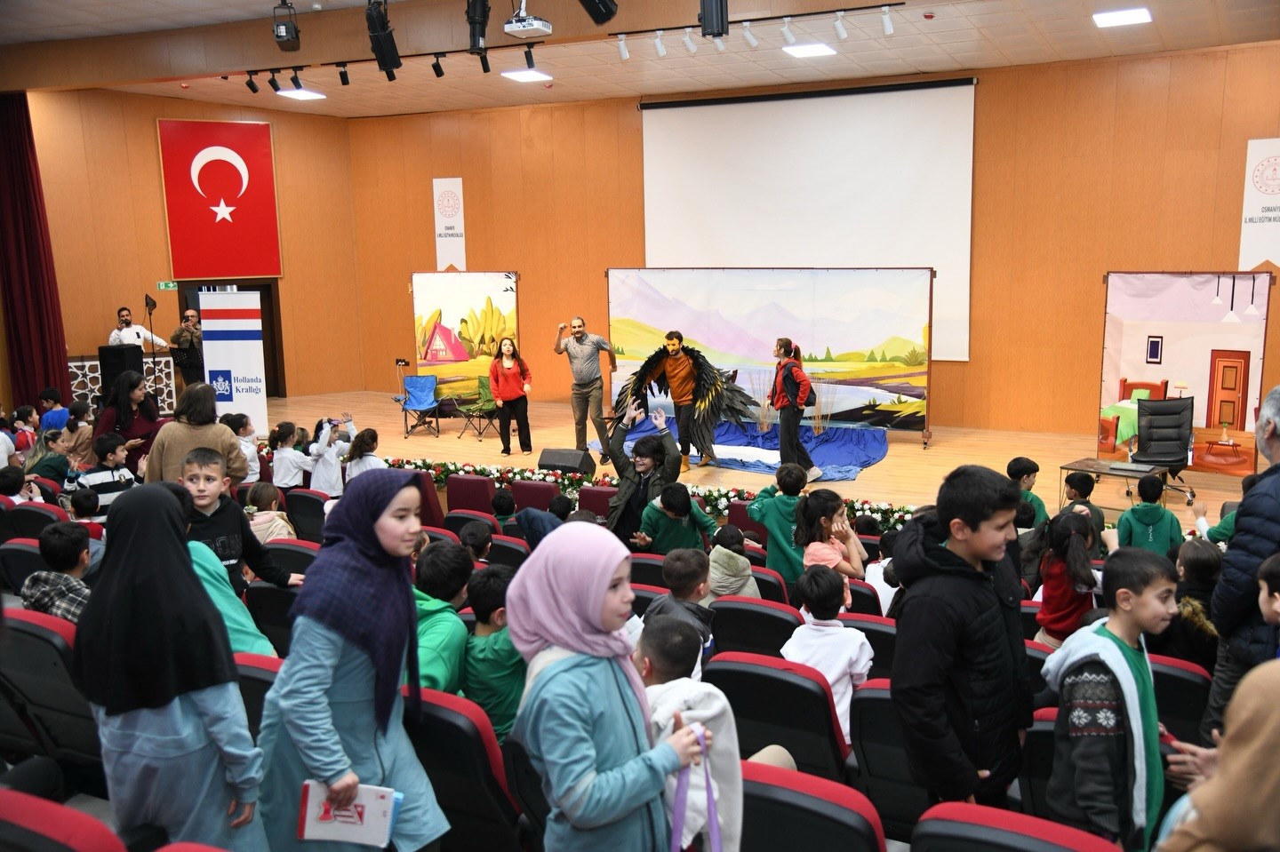 Osmaniye’de minikler "Ronnie-Göldeki Fısıltı" oyunuyla tiyatro şöleni yaşadı