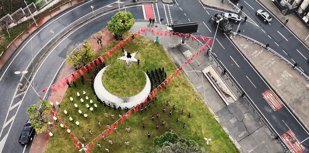 Çevik kuvvet personelinden şehitler için anlamlı anma