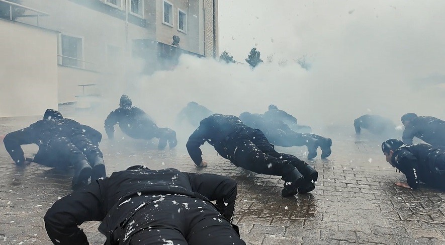 Çevik kuvvet personelinden şehitler için anlamlı anma
